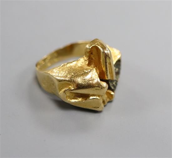 A Finnish Bjorn Weckstrom for Lapponia 750 yellow metal and unpolished tourmaline set dress ring, size G.